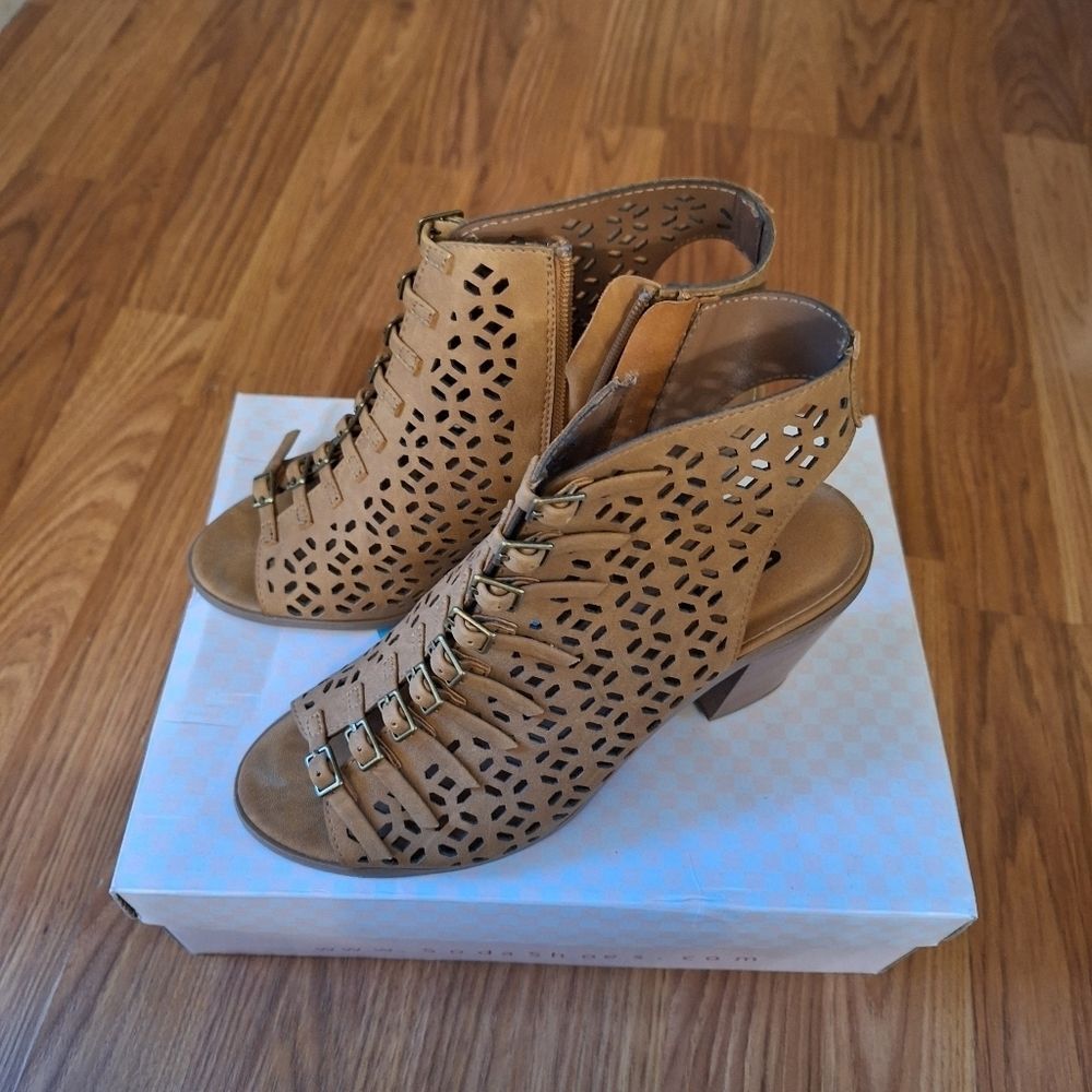 Soda Sling Back Chunk Heel Cut Outs Strap Detail Tan Size 8 Womens